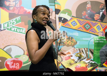 New York, USA. 13 Février, 2018. Irene Smalls, conteur africain-américain et auteur de livres pour enfants, qui a eu lieu un mois de l'histoire des Noirs la lecture de pièces musicales de ses œuvres pour un public attentif à l'ensemble Foods Store sur 125th Street. Smalls, renommée internationale d'un auteur à succès, est basé à Boston. Credit : M. Stan Reaves/Alamy Live News Banque D'Images
