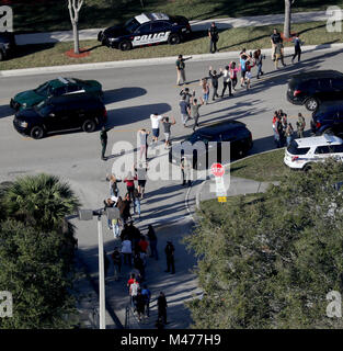 Parc, FL, USA. 16 Février, 2018. Les élèves sont évacués par la police hors de Marjorie Stoneman Douglas High School dans un parc après un tireur a ouvert le feu sur le campus. Mike Stocker, South Florida Sun-Sentinel Sun-Sentinel Crédit : Fil/ZUMA/Alamy Live News Banque D'Images
