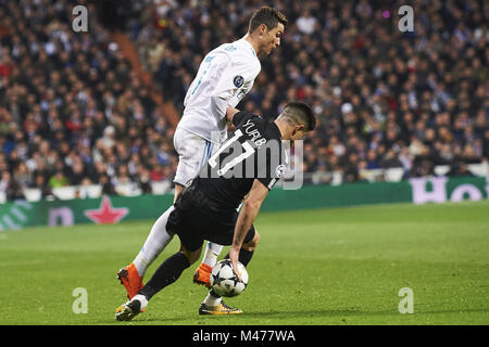 Madrid, Espagne. Feb 14, 2018. Cristiano Ronaldo (Real Madrid) ; l'avant, Yuri Berchiche (défenseur ; Paris Saint-Germain) en action au cours de l'UEFA Champions League entre le Real Madrid et Paris Saint-Germain au Santiago Bernabeu, le 14 février 2018 à Madrid, Espagne Crédit : Jack Abuin/ZUMA/Alamy Fil Live News Banque D'Images