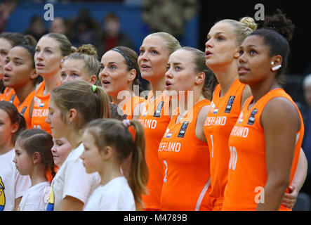 Kiev, Ukraine. 14 février 2018. Les joueurs de l'équipe nationale des Pays-Bas écouter les hymnes nationaux avant l'EuroBasket FIBA 2019 Womens jeu Ukraine/Pays-Bas au Palais des Sports de Kiev. Crédit : Oleksandr Prykhodko/Alamy Live News Banque D'Images