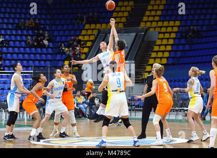 Kiev, Ukraine. 14 février 2018. EuroBasket FIBA 2019 Womens jeu Ukraine (en blanc) / Pays-Bas (en orange) au Palais des Sports de Kiev. L'Ukraine a gagné 84-49. Crédit : Oleksandr Prykhodko/Alamy Live News Banque D'Images