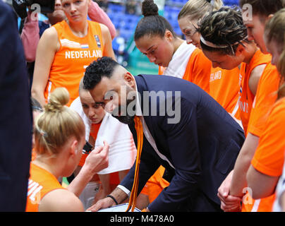 Kiev, Ukraine. 14 février 2018. Hakim Salem, entraîneur-chef de l'équipe nationale des Pays-Bas, en action au cours de la FIBA EuroBasket 2019 Femmes Ukraine jeu/Pays-Bas au Palais des Sports de Kiev. Crédit : Oleksandr Prykhodko/Alamy Live News Banque D'Images