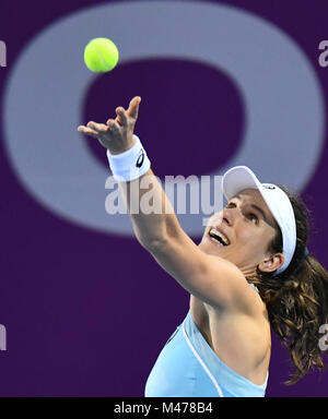 Doha, Qatar. Feb 14, 2018. Johanna Konta de la Grande-Bretagne sert pendant la deuxième ronde de l'unique match contre Carla Suarez Navarro d'Espagne à l'ATA 2018 Open du Qatar à Doha, Qatar, le 14 février 2018. Johanna Konta a gagné 2-0. Credit : Nikku/Xinhua/Alamy Live News Banque D'Images