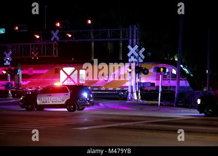 En Floride, aux États-Unis. Feb 14, 2018. Un homme est à l'hôpital après une Brightline train a heurté son véhicule qui a été arrêté sur la voie, selon la police de Boca Raton, mercredi 14 février, 2018.Jessica Desir, agente d'information de police de la ville, a déclaré que les agents ont été appelés à l'intersection de Camino Real et du Sud Dixie Highway où un train a heurté un véhicule. Credit : Bruce R. Bennett/Le Palm Beach Post/ZUMA/Alamy Fil Live News Banque D'Images