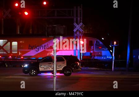 En Floride, aux États-Unis. Feb 14, 2018. Un homme est à l'hôpital après une Brightline train a heurté son véhicule qui a été arrêté sur la voie, selon la police de Boca Raton, mercredi 14 février, 2018.Jessica Desir, agente d'information de police de la ville, a déclaré que les agents ont été appelés à l'intersection de Camino Real et du Sud Dixie Highway où un train a heurté un véhicule. Credit : Bruce R. Bennett/Le Palm Beach Post/ZUMA/Alamy Fil Live News Banque D'Images