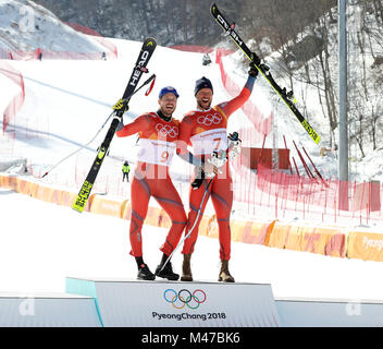 Pyeongchang, Corée du Sud. Feb 15, 2018. Aksel Lund Svindal médaillé d'or de la Norvège (R) et d'argent olympique Kjetil Jansrud de Norvège de poser pour des photos de groupe après la descente masculine de ski alpin aux Jeux Olympiques d'hiver de PyeongChang 2018, à Jeongseon centre alpin, de Corée du Sud, le 15 février 2018. Crédit : Li Gang/Xinhua/Alamy Live News Banque D'Images