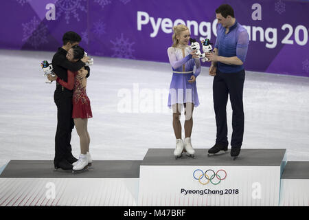 Pyeongchang, Corée du Sud. Feb 15, 2018. Les médaillés d'or Aljona Savchenko (2e R) et Bruno Massot (1e R) de l'Allemagne, de l'argent-Sui Wenjing médaillés (2L) et Han Cong de Chine réagir pendant la cérémonie de l'événement lieu paire du patinage artistique à l'occasion des Jeux Olympiques d'hiver de PyeongChang 2018, à Gangneung Ice Arena, de Corée du Sud, le 15 février 2018. Credit : Fei Maohua/Xinhua/Alamy Live News Banque D'Images