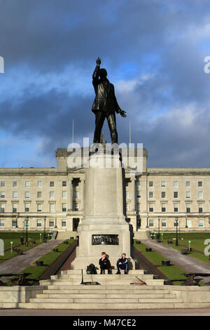 Deux jeunes garçons jouent au pied de Carson Staute à Stormont, East Belfast, Lundi, Février 12th, 2018. De Premier ministre britannique Theresa May et le Premier ministre irlandais, Leo Varadkar a quitté sans un accord de gouvernement décentralisé de restauration. Les pourparlers ont pris fin le mercredi après la DUP a déclaré qu il y avait pas de courant 'prospect' d'une transaction. Les deux parties avaient entamé des négociations en vue de mettre fin à l'impasse de 13 mois à Stormont. Arlene Foster a déclaré que les pourparlers ont échoué en raison de désaccords avec le Sinn Féin sur la législation pour la langue irlandaise. Photo/Paul McErlane Banque D'Images