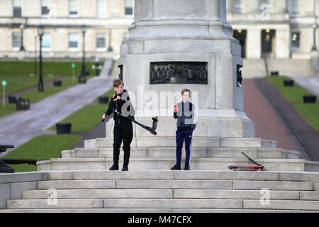 Deux jeunes garçons jouent au pied de Carson Staute à Stormont, East Belfast, Lundi, Février 12th, 2018. De Premier ministre britannique Theresa May et le Premier ministre irlandais, Leo Varadkar a quitté sans un accord de gouvernement décentralisé de restauration. Les pourparlers ont pris fin le mercredi après la DUP a déclaré qu il y avait pas de courant 'prospect' d'une transaction. Les deux parties avaient entamé des négociations en vue de mettre fin à l'impasse de 13 mois à Stormont. Arlene Foster a déclaré que les pourparlers ont échoué en raison de désaccords avec le Sinn Féin sur la législation pour la langue irlandaise. Photo/Paul McErlane Banque D'Images