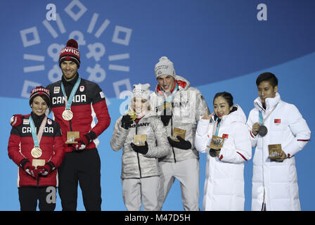 Pyeongchang, Corée du Sud. Feb 15, 2018. Médaillés d'Aljona Savchenko (3L) et Bruno Massot (3e R) de l'Allemagne, Sui Wenjing médaillés d'argent (2e R) et Han Cong (1e R) de la Chine les médaillés de bronze, Meagan Duhamel (1ère L) et Eric Radford posent pour des photos au cours d'une cérémonie de remise de médailles de patinage en couple de patinage artistique aux Jeux Olympiques d'hiver de PyeongChang 2018 Médaille au Plaza, PyeongChang, Corée du Sud, le 15 février 2018. Credit : Wu Zhuang/Xinhua/Alamy Live News Banque D'Images