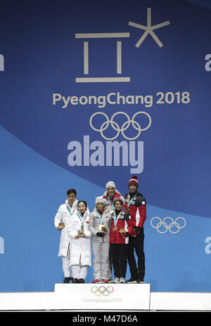 Pyeongchang, Corée du Sud. Feb 15, 2018. Médaillés d'Aljona Savchenko (3L) et Bruno Massot (3e R) de l'Allemagne, Sui Wenjing médaillés d'argent (2e L) et Han Cong (1re L) en provenance de Chine les médaillés de bronze, Meagan Duhamel (2e R) et Eric Radford posent pour des photos au cours d'une cérémonie de remise de médailles de patinage en couple de patinage artistique aux Jeux Olympiques d'hiver de PyeongChang 2018 Médaille au Plaza, PyeongChang, Corée du Sud, le 15 février 2018. Credit : Wu Zhuang/Xinhua/Alamy Live News Banque D'Images