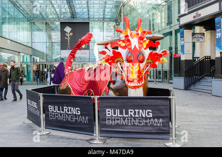 Birmingham, UK. 15 février 2018. À la veille du Nouvel An chinois le taureau de bronze au centre commercial Bullring Birmingham a été décorée pour commémorer 2018 étant l'année du chien. Credit:Nick Maslen/Alamy Live News Banque D'Images