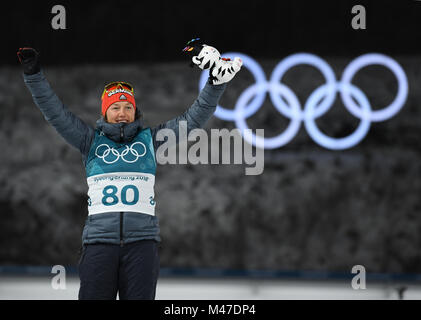 Pyeongchang, Corée du Sud. Feb 15, 2018. Laura Dahlmeier de Allemagne célèbre lieu de cérémonie durant les 15km individuel du biathlon au Jeux Olympiques d'hiver de PyeongChang 2018 au Centre de préparation au biathlon d'Alpensia PyeongChang, Corée du Sud, le 15 février, 2018. Laura Dahlmeier la troisième place dans un temps de 41:48.4. Credit : Wang Song/Xinhua/Alamy Live News Banque D'Images