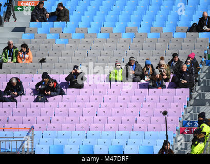 Pyeongchang, Corée du Sud. Feb 15, 2018. Jeongseon, la Corée du Sud. Feb 15, 2018. Quelques spectateurs attendent le début de l'événement de ski alpin masculin des Jeux Olympiques d'hiver de 2018 dans le centre alpin de Jeongseon dans Jeongseon, Corée du Sud, 15 février 2018. Credit : Tobias Hase/dpa/Alamy Live News Banque D'Images