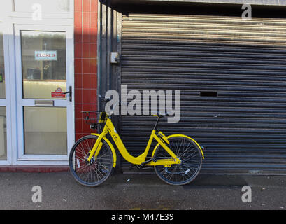 Sheffield, South Yorkshire, UK. 15 février 2018. Ofo ont 1 000 dockless louer des vélos à Sheffield. Les vélos loués par l'application pour smartphone à 50p pendant 30 minutes peut être vu laissé au hasard sur la ville. Crédit : Matthieu Chattle/Alamy Live News Banque D'Images