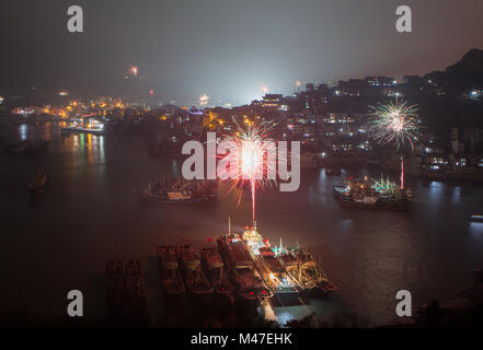 Wenling. Feb 15, 2018. D'artifice illuminent le ciel au-dessus de la port de pêche en Shitang Wenling, est de la Chine, la province du Zhejiang, le 15 février 2018 pour célébrer la Nouvelle Année lunaire chinoise. Credit : Zhou Xuejun/Xinhua/Alamy Live News Banque D'Images