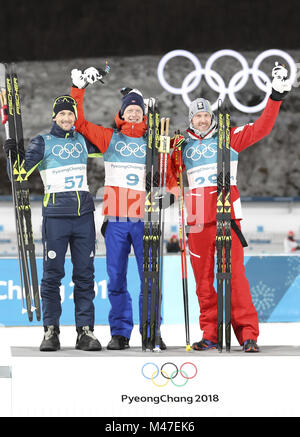 Pyeongchang, Corée du Sud. Feb 15, 2018. La Norvège championne Johannes Thingnes Boe (C), le second placé la Jakov Fak (L) et troisième l'Autrichien Dominik Landertinger poser pour des photos au cours de la cérémonie le lieu men's 20km individuel de biathlong à PyeongChang 2018 Jeux Olympiques d'hiver à l'Alpensia PyeongChang, Centre de biathlon, de Corée du Sud, le 15 février 2018. Credit : Bai Xuefei/Xinhua/Alamy Live News Banque D'Images