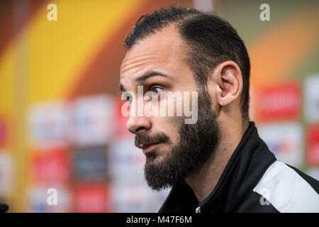 Dortmund, Allemagne. Feb 14, 2018. Le Borussia Dortmund Omer Toprak parle au cours d'une conférence de presse à Dortmund, Allemagne, 14 février 2018. Europa League dernière ronde de 16 Correspondance entre Borussia Dortmund et Italien soccer club Atalanta Bergame va à coup de le 15 février. Crédit : Bernd Thissen/dpa/Alamy Live News Banque D'Images