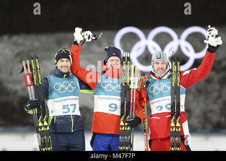 Pyeongchang, Corée du Sud. Feb 15, 2018. La Norvège championne Johannes Thingnes Boe (C), le second placé la Jakov Fak (L) et troisième l'Autrichien Dominik Landertinger poser pour des photos au cours de la cérémonie le lieu men's 20km individuel du biathlon à PyeongChang 2018 Jeux Olympiques d'hiver à l'Alpensia PyeongChang, Centre de biathlon, de Corée du Sud, le 15 février 2018. Credit : Bai Xuefei/Xinhua/Alamy Live News Banque D'Images