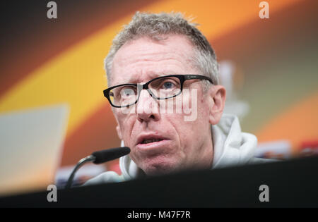 Dortmund, Allemagne. Feb 14, 2018. L'entraîneur du Borussia Dortmund Peter Stoeger parle au cours d'une conférence de presse à Dortmund, Allemagne, 14 février 2018. Europa League dernière ronde de 16 Correspondance entre Borussia Dortmund et Italien soccer club Atalanta Bergame va à coup de le 15 février. Crédit : Bernd Thissen/dpa/Alamy Live News Banque D'Images