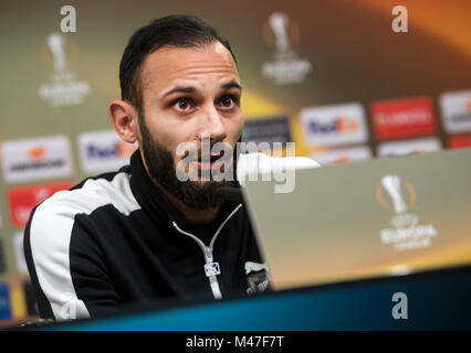 Dortmund, Allemagne. Feb 14, 2018. Le Borussia Dortmund Omer Toprak parle au cours d'une conférence de presse à Dortmund, Allemagne, 14 février 2018. Europa League dernière ronde de 16 Correspondance entre Borussia Dortmund et Italien soccer club Atalanta Bergame va à coup de le 15 février. Crédit : Bernd Thissen/dpa/Alamy Live News Banque D'Images