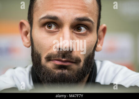 Dortmund, Allemagne. Feb 14, 2018. Le Borussia Dortmund Omer Toprak parle au cours d'une conférence de presse à Dortmund, Allemagne, 14 février 2018. Europa League dernière ronde de 16 Correspondance entre Borussia Dortmund et Italien soccer club Atalanta Bergame va à coup de le 15 février. Crédit : Bernd Thissen/dpa/Alamy Live News Banque D'Images