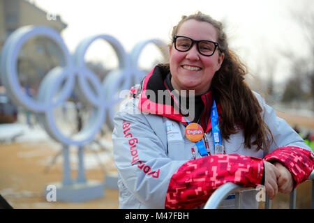 Pyeongchang, Corée du Sud. Feb 14, 2018. Sabrina bénévoles Ahn debout devant les anneaux olympiques lors des Jeux Olympiques de Pyeongchang, Corée du Sud, 14 février 2018. Crédit : Michael Kappeler/dpa/Alamy Live News Banque D'Images