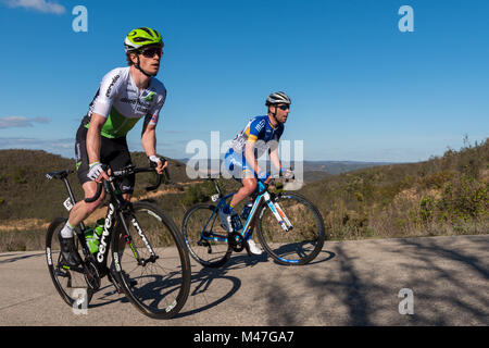 Sapeira, Portugal, 15e, Feb, 2018. L'équipe Benjamin King (Dimension Data) et Ricardo Mestre (W52-FC Porto) en haut de la montée de Cat 3 Sapeira, Algarve. Credit : Crédit : Craig Craig Rogers Rogers/Alamy Live News Banque D'Images