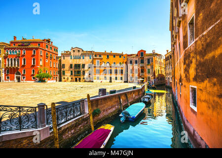 La ville de Venise, Campo S Anzolo square et de l'eau du canal. Vénétie Italie Europe. Banque D'Images