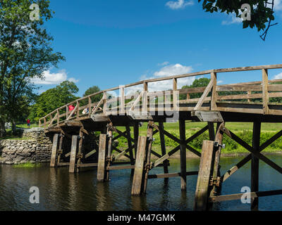 Les gens à pied à travers la vieille Amérique du pont sur la rivière Concord tout en explorant de Minute Man National Historic Site, Concord, Massachusetts, USA. Banque D'Images