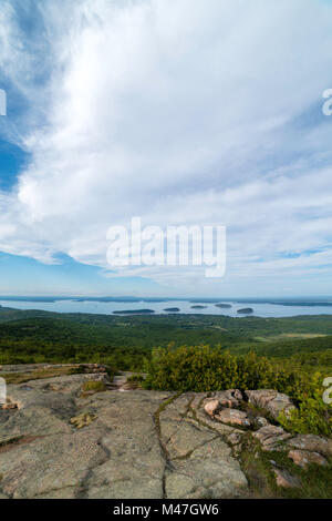 Avis de Bar Harbor et du haut de la Baie Frenchman Cadillac Mountain, l'Acadia National Park, Maine, USA. Banque D'Images