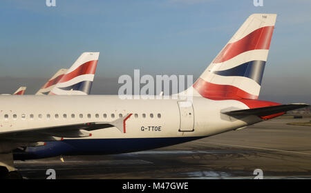 Vue grand angle de l'ailerons de queue des avions de British Airways Banque D'Images