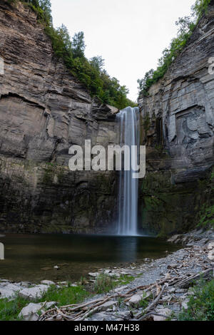 Voir la soirée de Taughannock Falls à Taughannock Falls State Park, près de Ithaca, New York, USA. Banque D'Images
