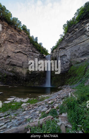 Voir la soirée de Taughannock Falls à Taughannock Falls State Park, près de Ithaca, New York, USA. Banque D'Images
