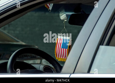 Drapeau américain est suspendu à partir de la vue arrière mirrow dans automobile Banque D'Images