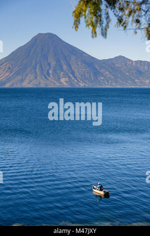 Pêcheur en bateau traditionnel en bois sur le lac Atitlan. Banque D'Images