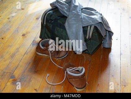 Veste de femme et des chaussures sur le sol de la chambre Banque D'Images