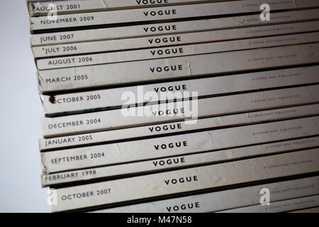 Des piles de magazines Vogue photographié dans une maison à Londres, au Royaume-Uni. Banque D'Images