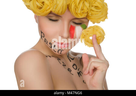 Jeune femme avec cheveux les pâtes et des symboles de l'Italie Banque D'Images