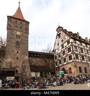 La collecte et les gens assis à Tiergartner Tor Platz à Nuremberg Banque D'Images