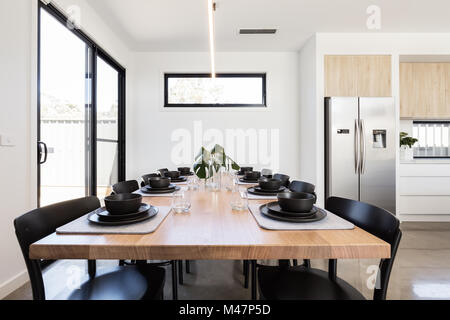 Superbe pour le dîner de la vaisselle noire sur une table en chêne, dans une maison moderne Banque D'Images