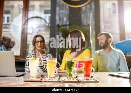 Beaux thés chauds colorés sur la table Banque D'Images