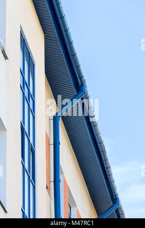 Bleu nouvellement installé et gouttière gouttière Banque D'Images