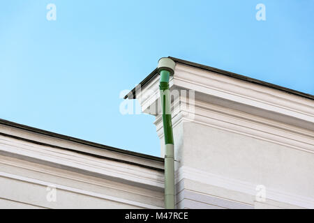 Mur de la vieille maison avec gouttière Banque D'Images