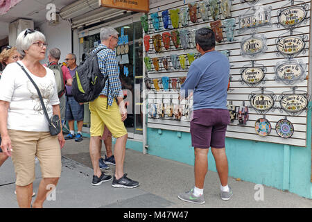 Les touristes voir souvenirs accroché sur un mur extérieur d'une boutique dans la vieille ville de Puerto Vallarta, Mexique. Banque D'Images