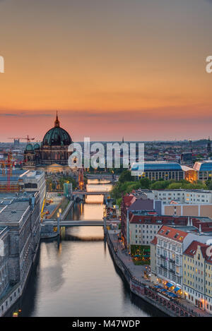 La rivière Spree à Berlin avec la cathédrale au coucher du soleil Banque D'Images