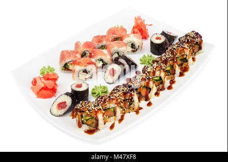 Maki et sushi uramaki jeu de rouleaux isolated on white Banque D'Images