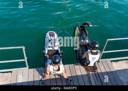 Deux gars sur le bateau à réaction dans le port de Barcelone Banque D'Images