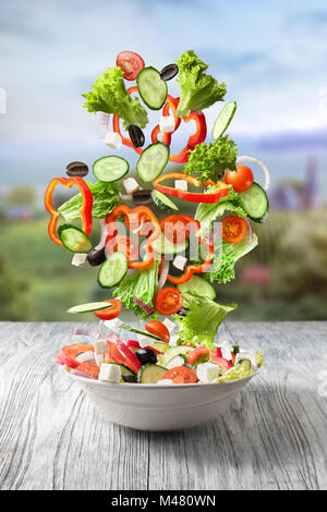 Mélange de légumes frais tomber dans un bol de salade