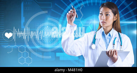 Composite image médecin pointant avec stylet Banque D'Images